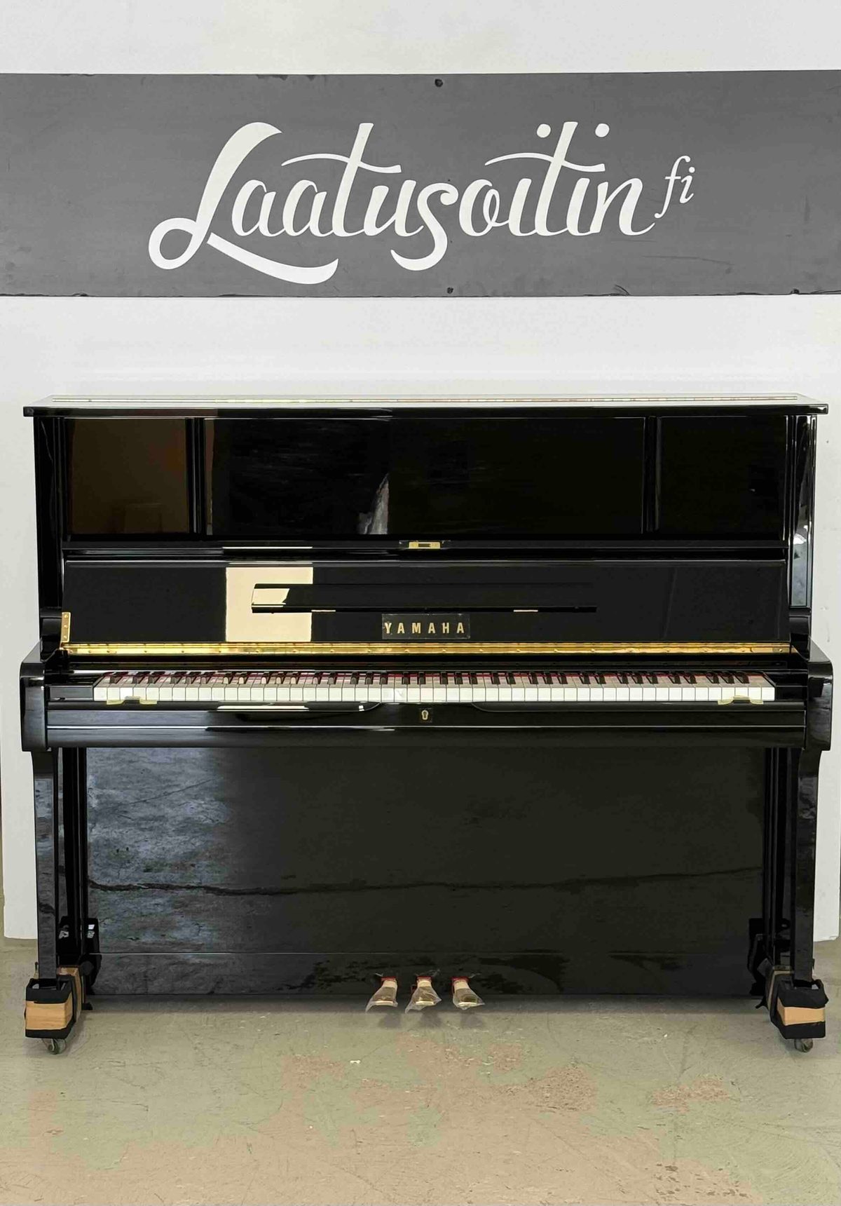 Yamaha UX-1, tehdaskunnostettu pystypiano Laatusoittimen valikoimassa