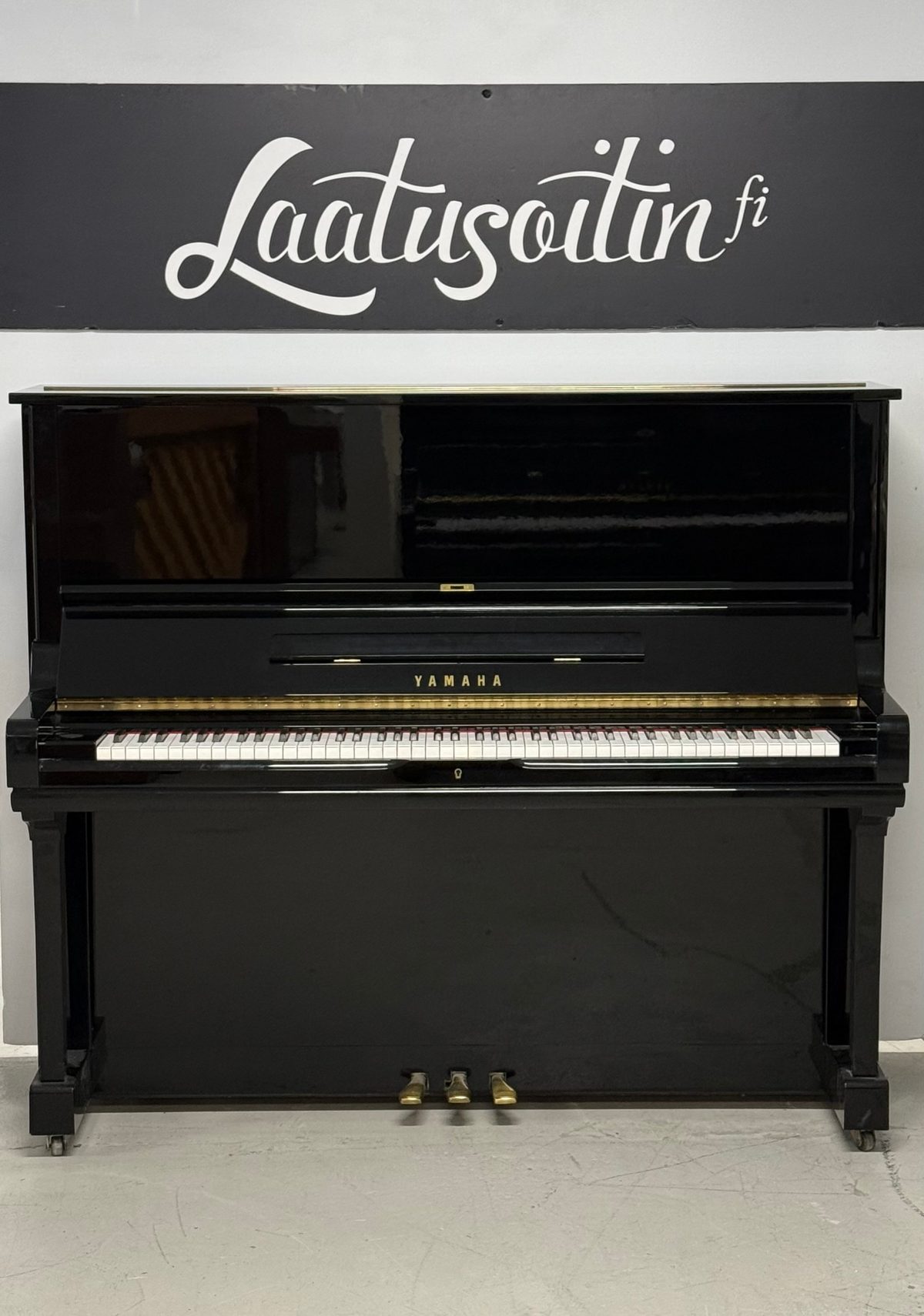 Yamaha U3, musta pystypiano Laatusoittimen valikoimassa