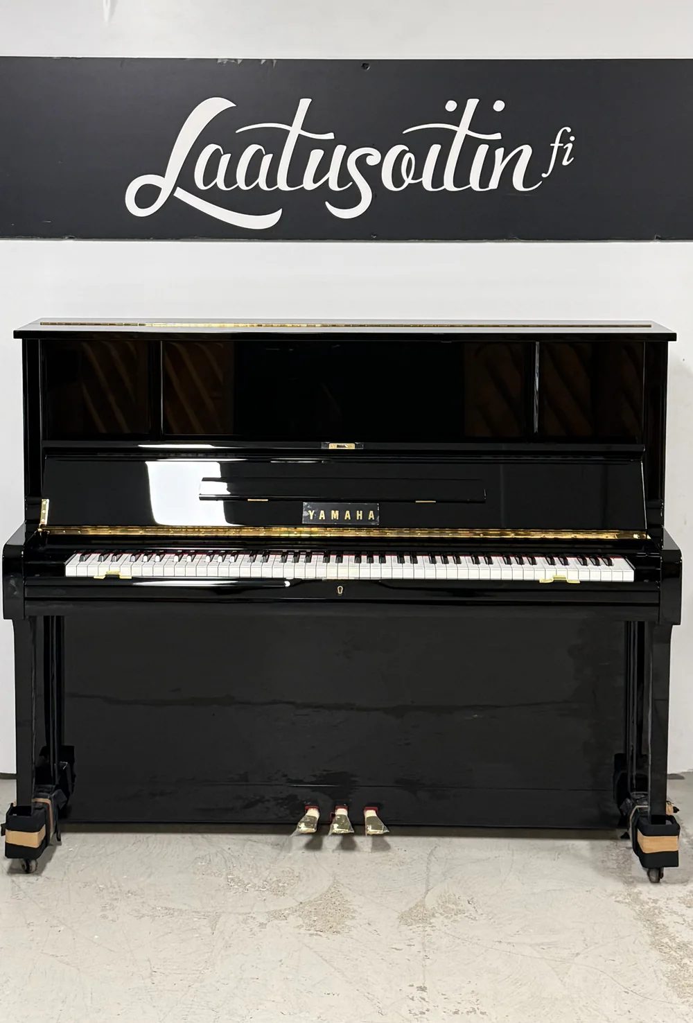 Yamaha UX-1, tehdaskunnostettu pystypiano Laatusoittimen valikoimassa