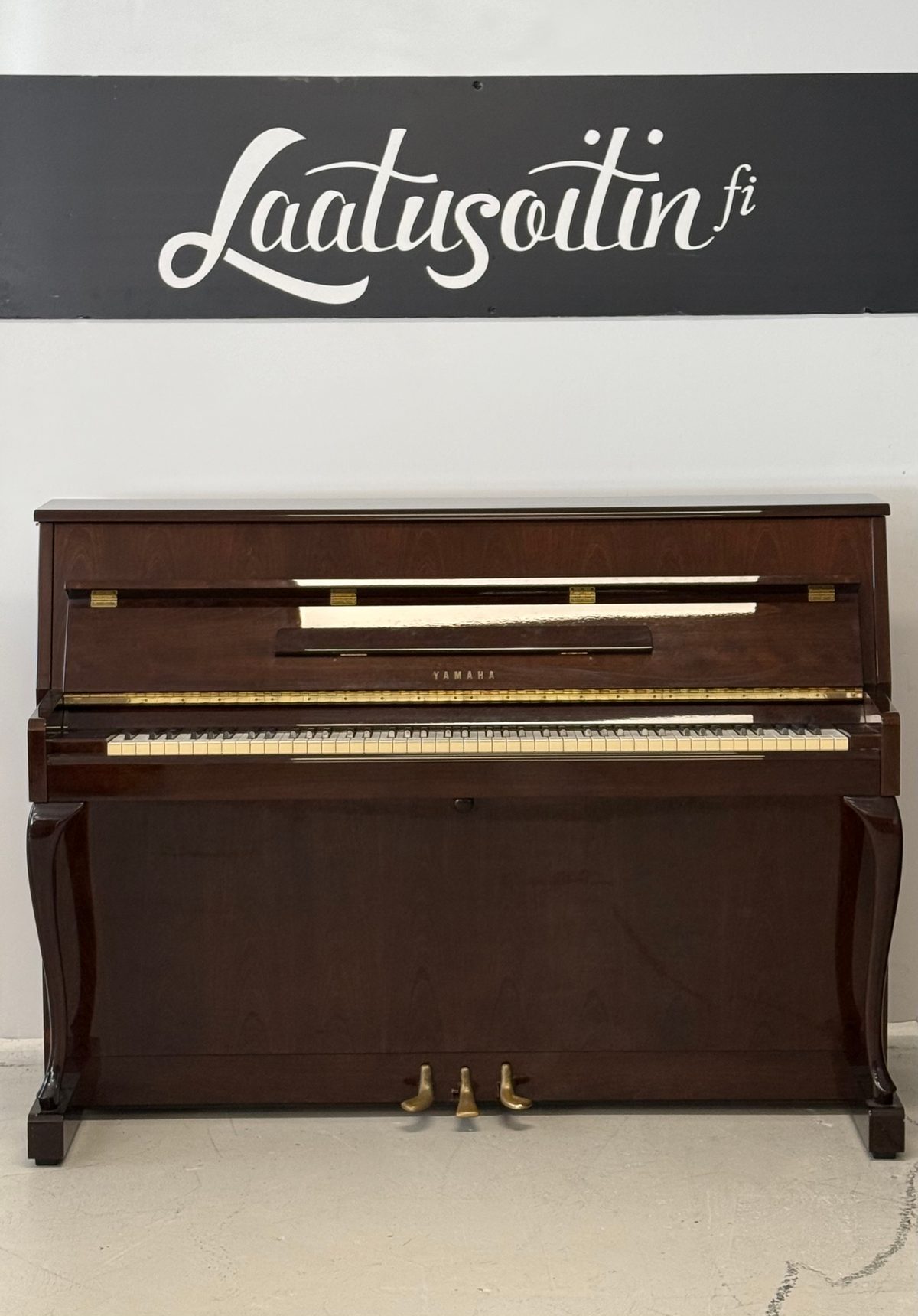Yamaha M1S, kiiltävä tummanruskea pystypiano kaarevilla Chippendale-jaloilla