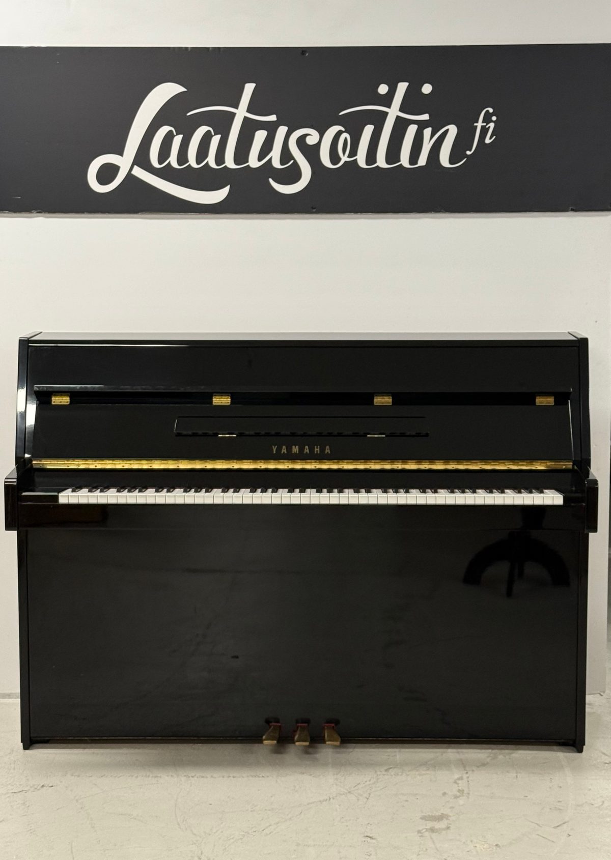 Yamaha C108 musta kiiltävä pystypiano Laatusoittimen kuukausipalvelussa