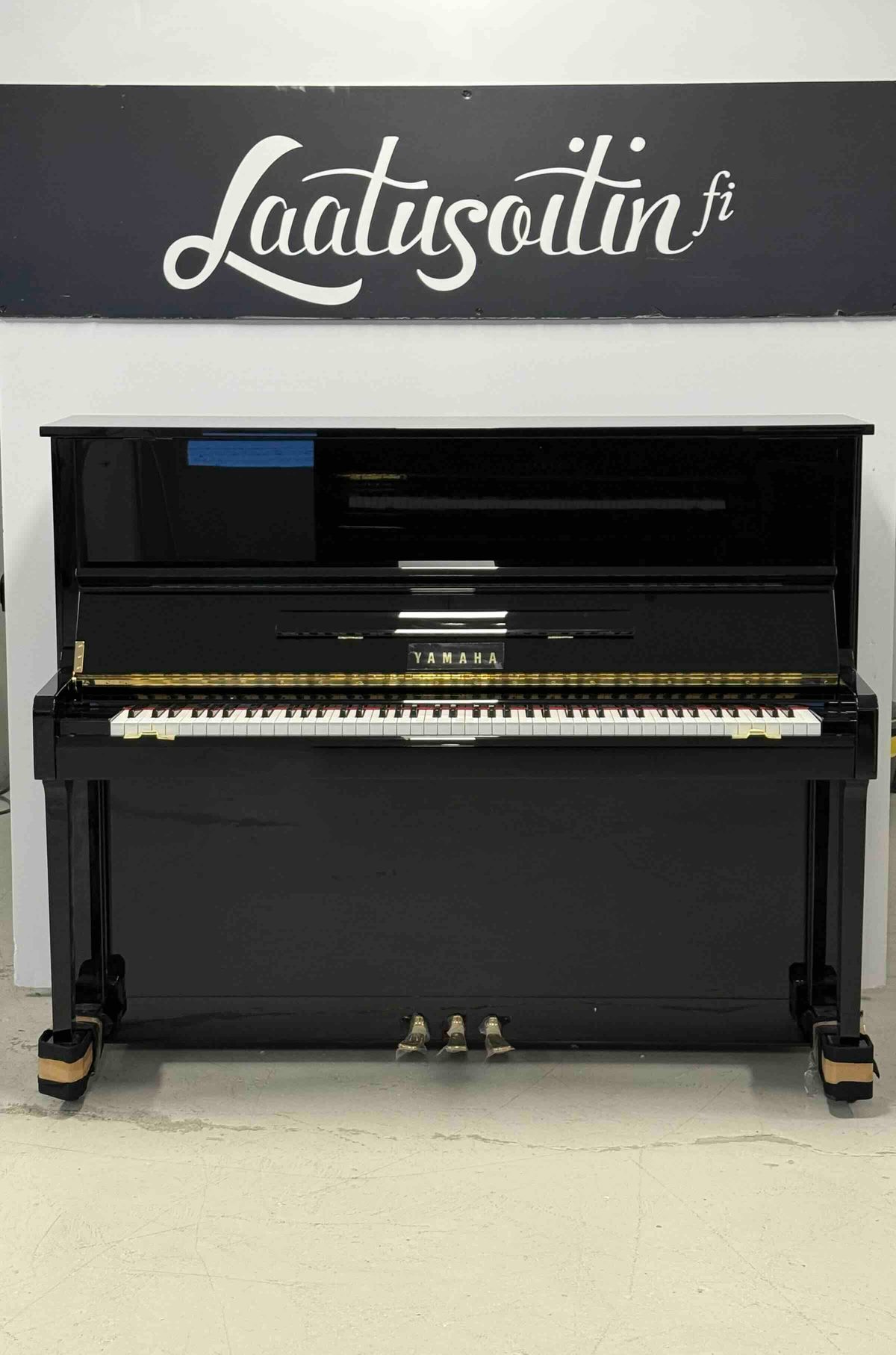 Yamaha U10BL, tehdaskunnostettu pystypiano Laatusoittimen valikoimassa