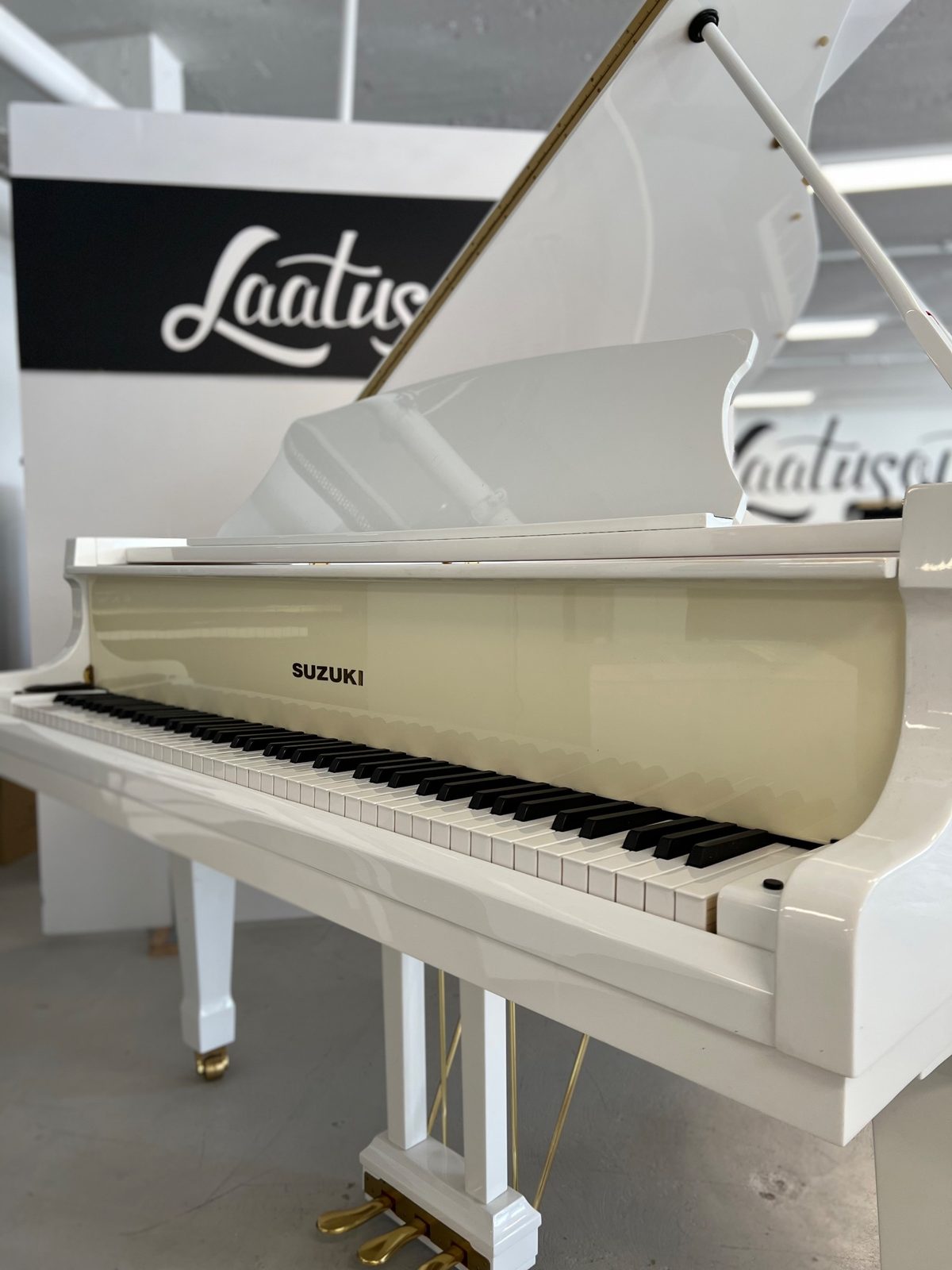 Suzuki baby grand, 150 cm flyygeli Laatusoittimen valikoimassa