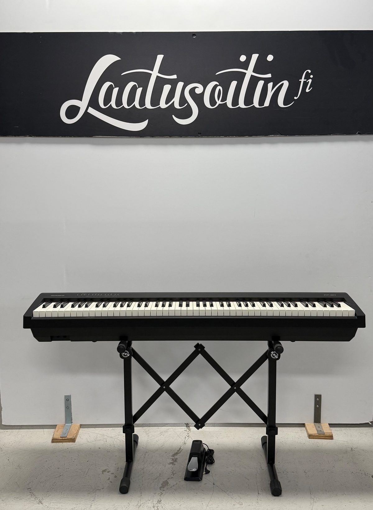 Roland FP-30 musta digipiano X-telineellä ja pedaalilla Laatusoittimen valikoimassa