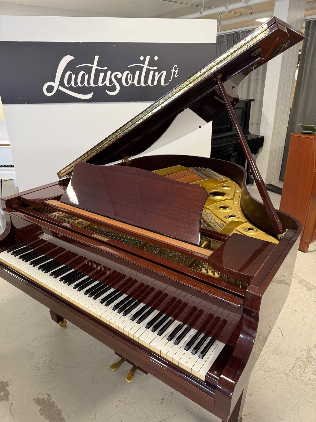 Yamaha G2 -flyygeli, kiiltävä mahonginruskea pinta, kansi avattuna