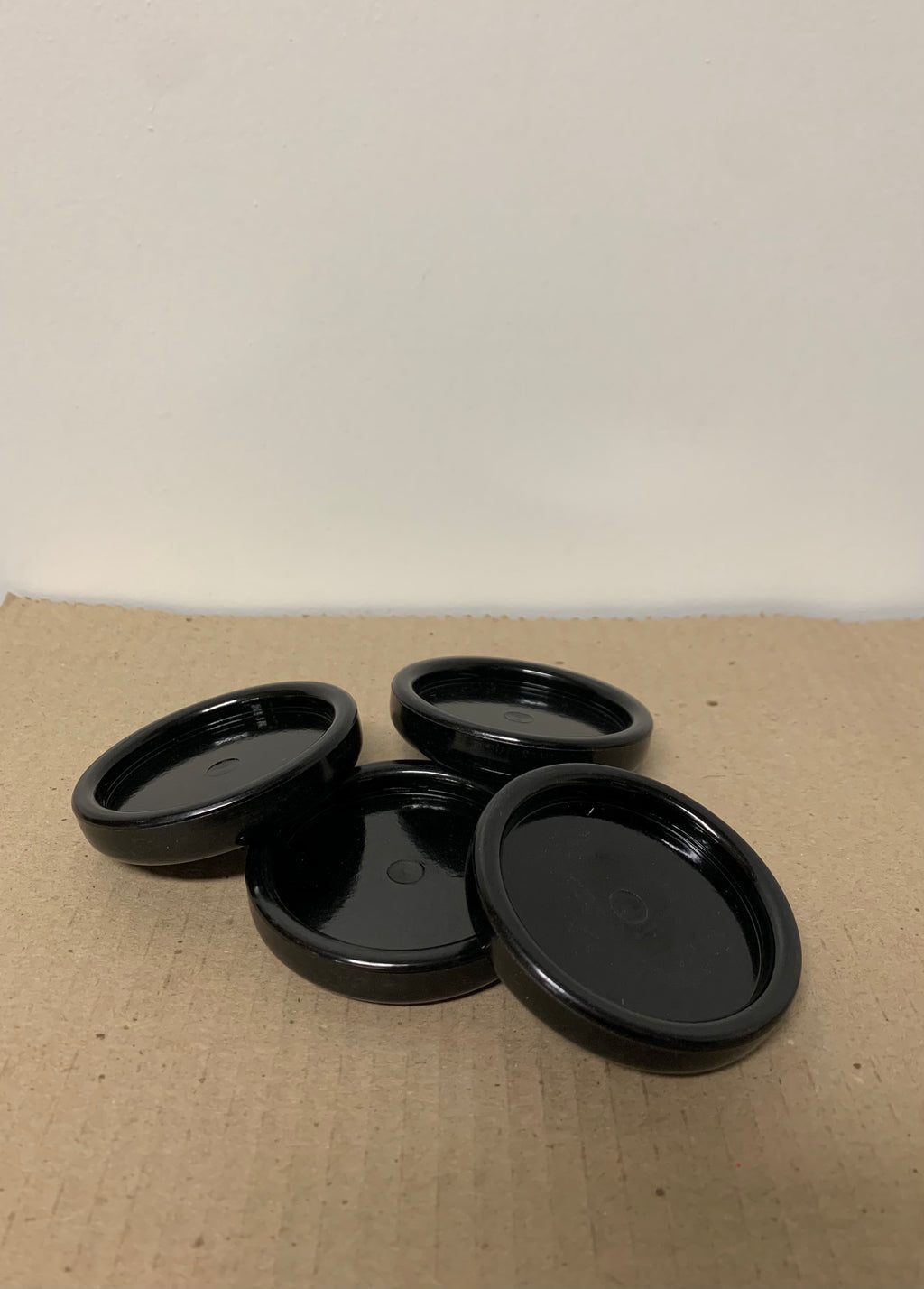 Rengaskuppi musta 67 mm 4 kpl, lattiansuojat pianon pyörien alle Laatusoittimen valikoimassa