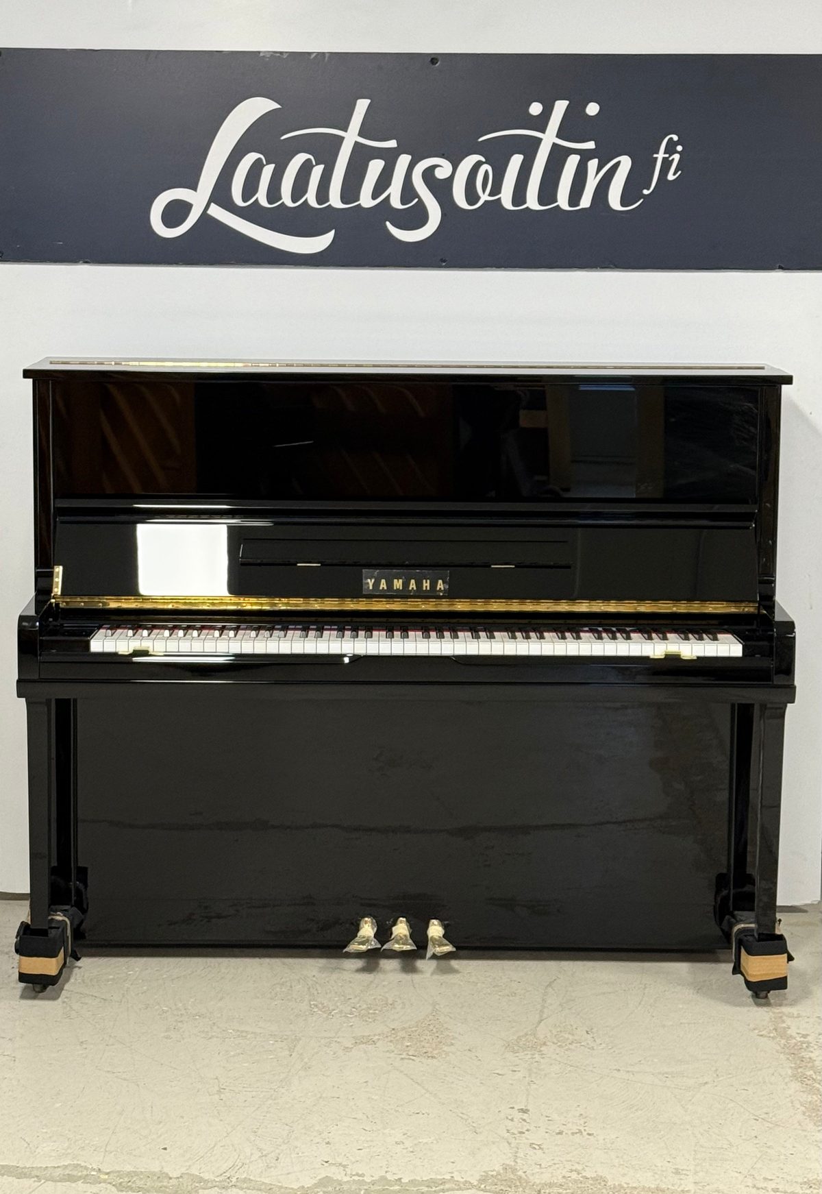 Yamaha U1, tehdaskunnostettu pystypiano Laatusoittimen valikoimassa