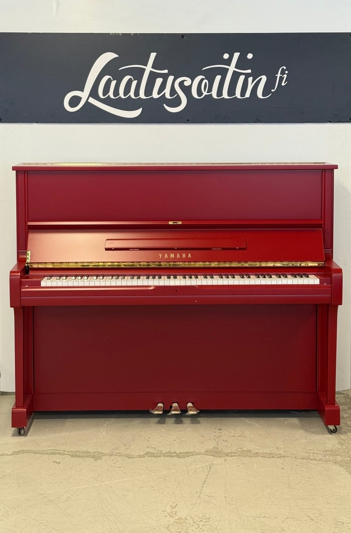 Yamaha U1 ruby red, viininpunainen pystypiano erikoisvärissä Laatusoittimen valikoimassa